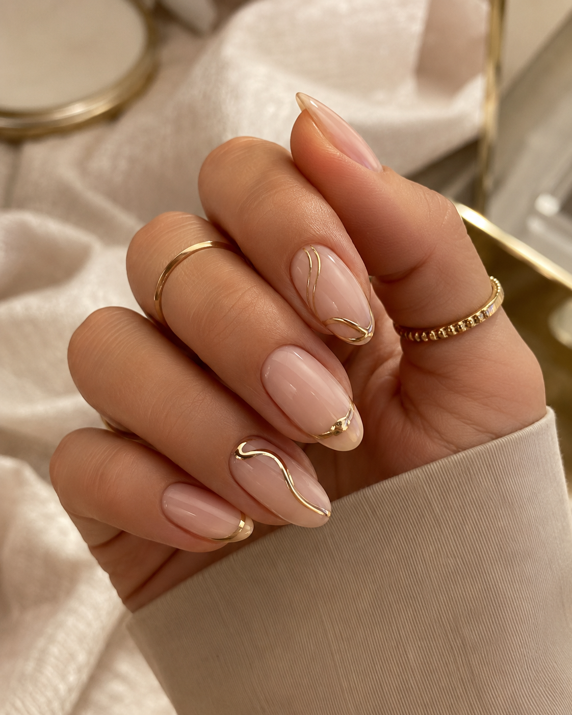 Gold Chrome Details auf Nude